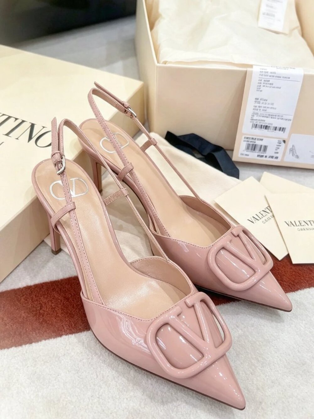 Classic Valentino shoes: A Stylish and Versatile Choice for Elegance - Picture 4 of 4